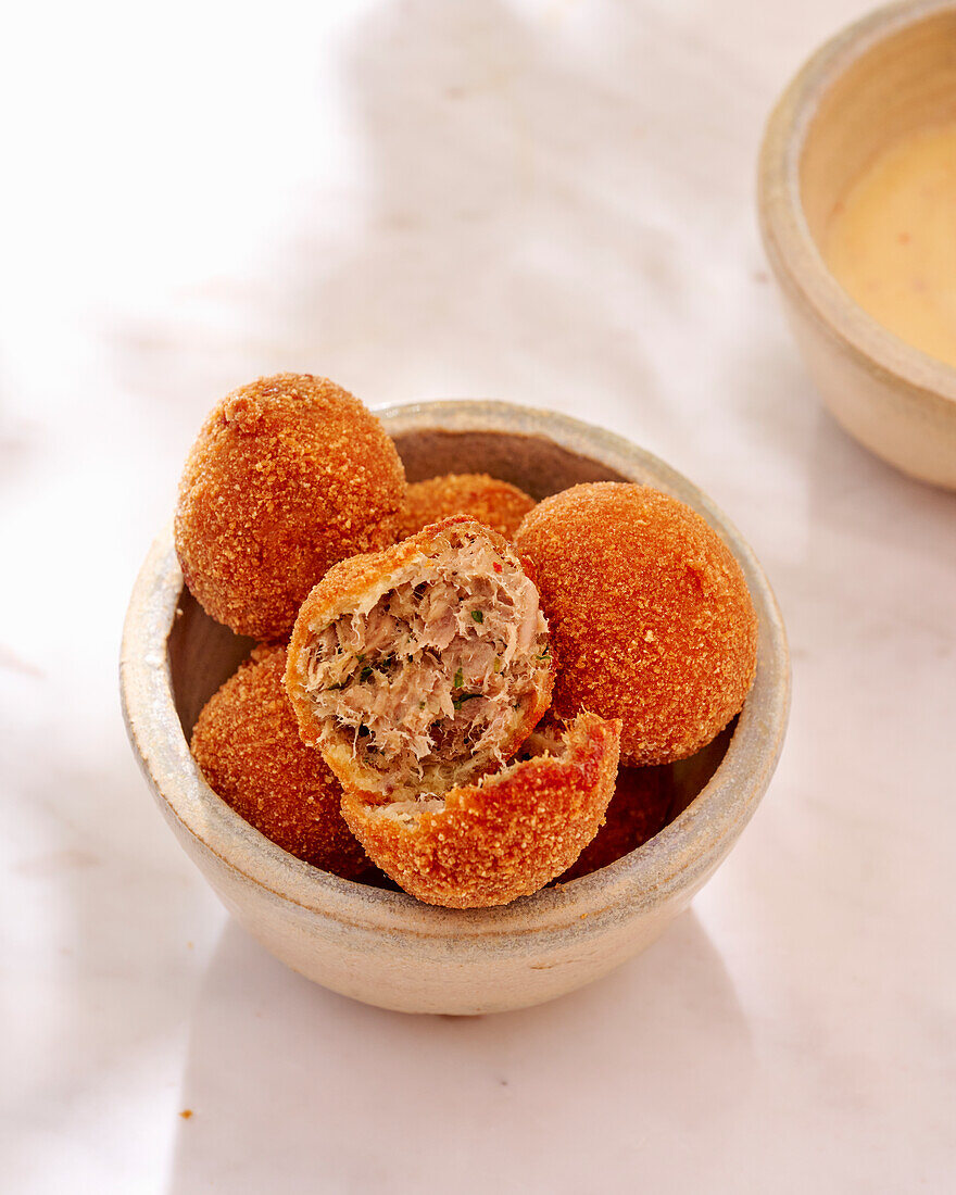 Gefüllte Enten-Croquettes mit Aioli-Dip