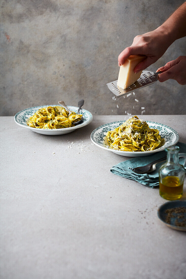 Fettuccine mit Walnuss-Salbei-Pesto und frisch geriebenem Käse