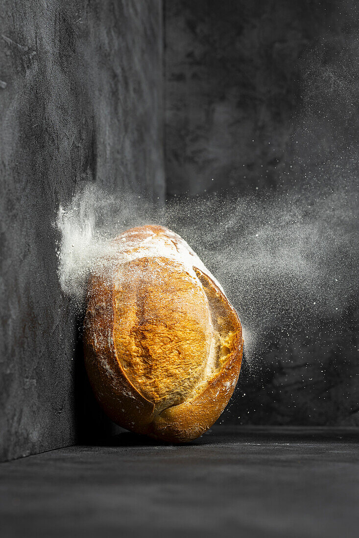 Frisch gebackenes Brot mit Mehlstaub
