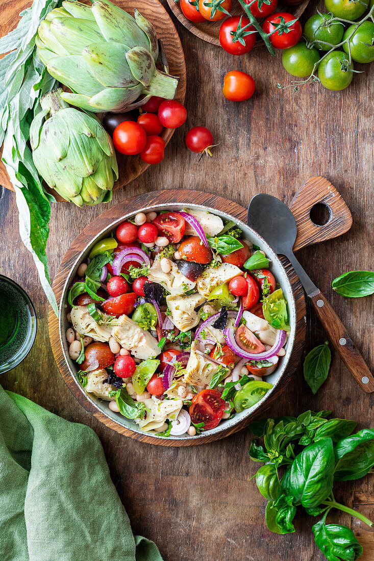 Artichoke salad with chicken, tomatoes and basil