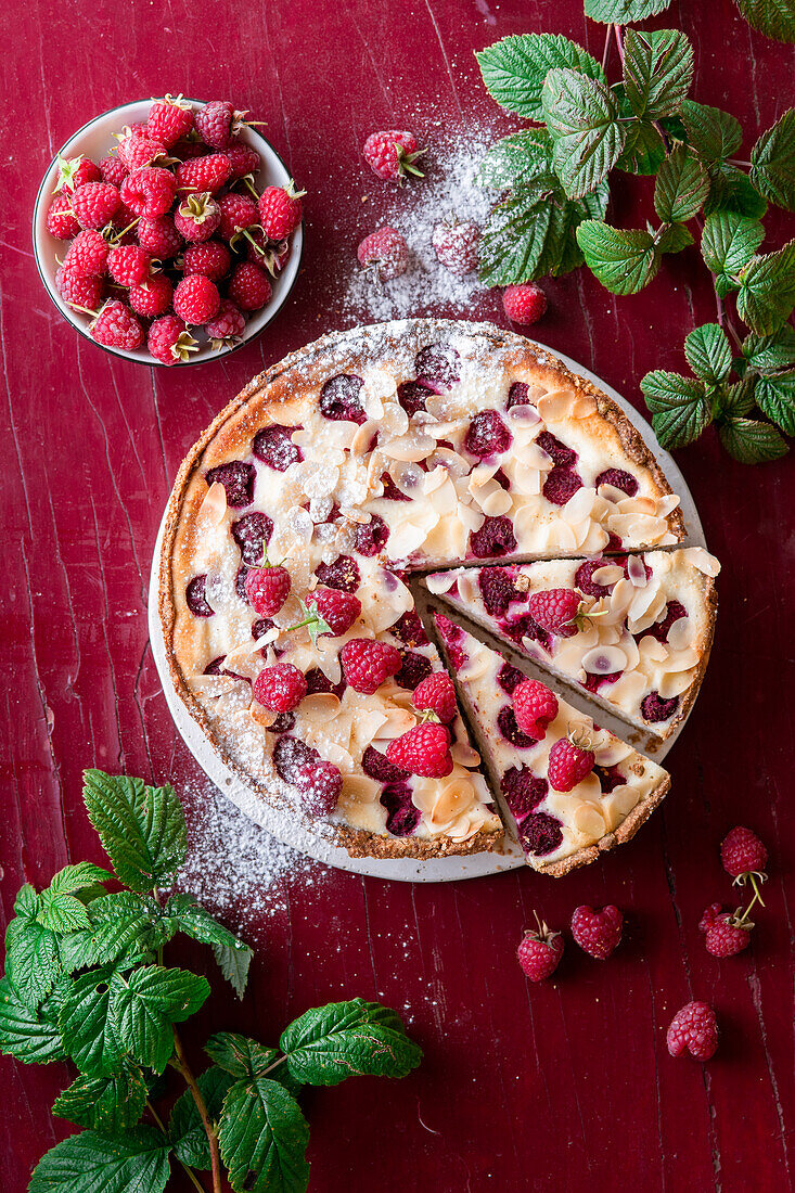 Weißer Schokoladen-Himbeer-Kuchen mit Minze