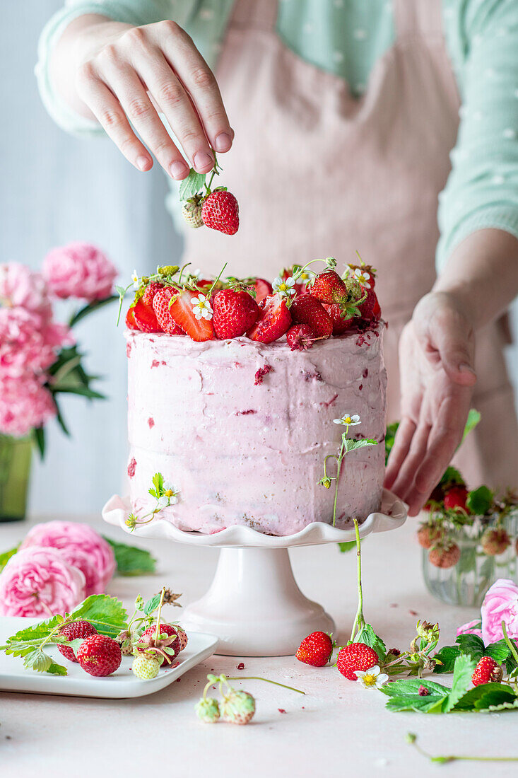 Geschichtete Erdbeermousse-Torte