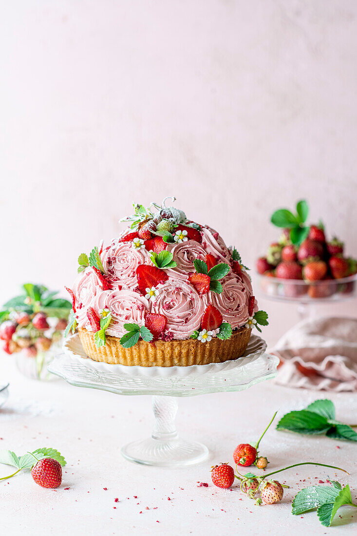 Strawberry frangipane cake with cream