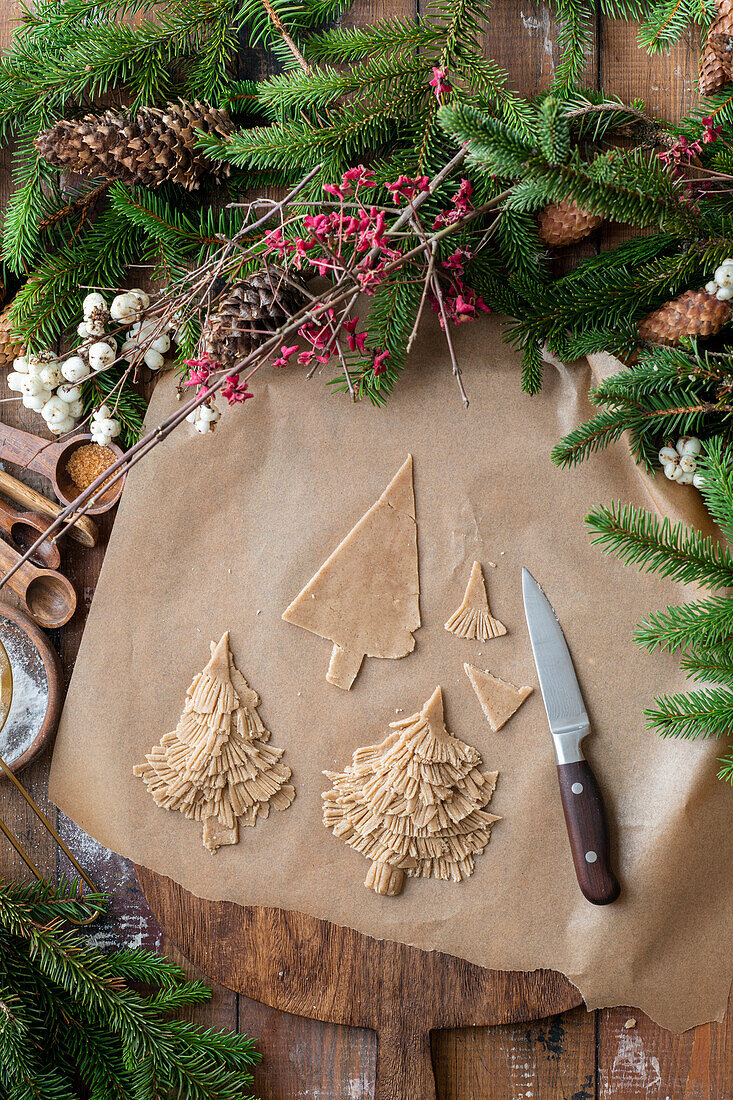 Weihnachtsbaum-Kekse freihand schneiden