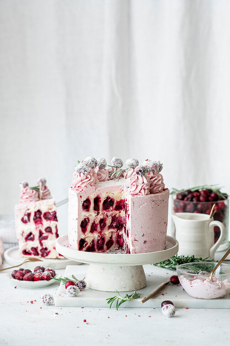 Johannisbeer-Biskuitrollen-Torte mit Sahnefüllung