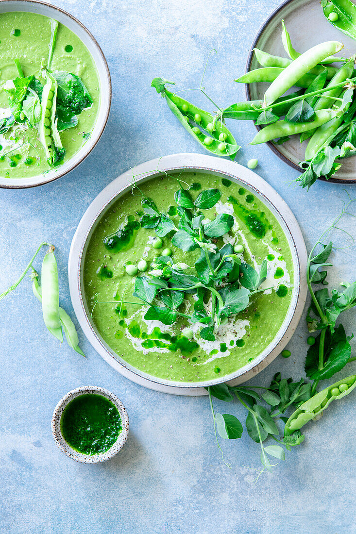 Pea soup with fresh peas and herbs