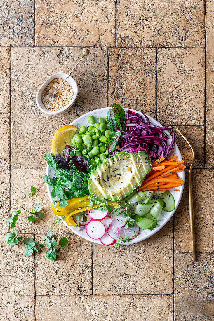 Buddha Bowl mit Gemüse, Hülsenfrüchten und Sesamdressing