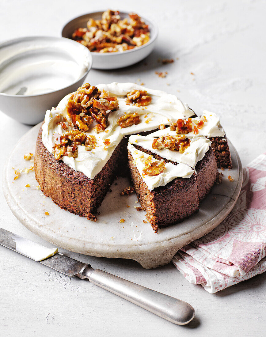 Walnusskuchen mit Frischkäsefrosting und karamellisierten Nüssen