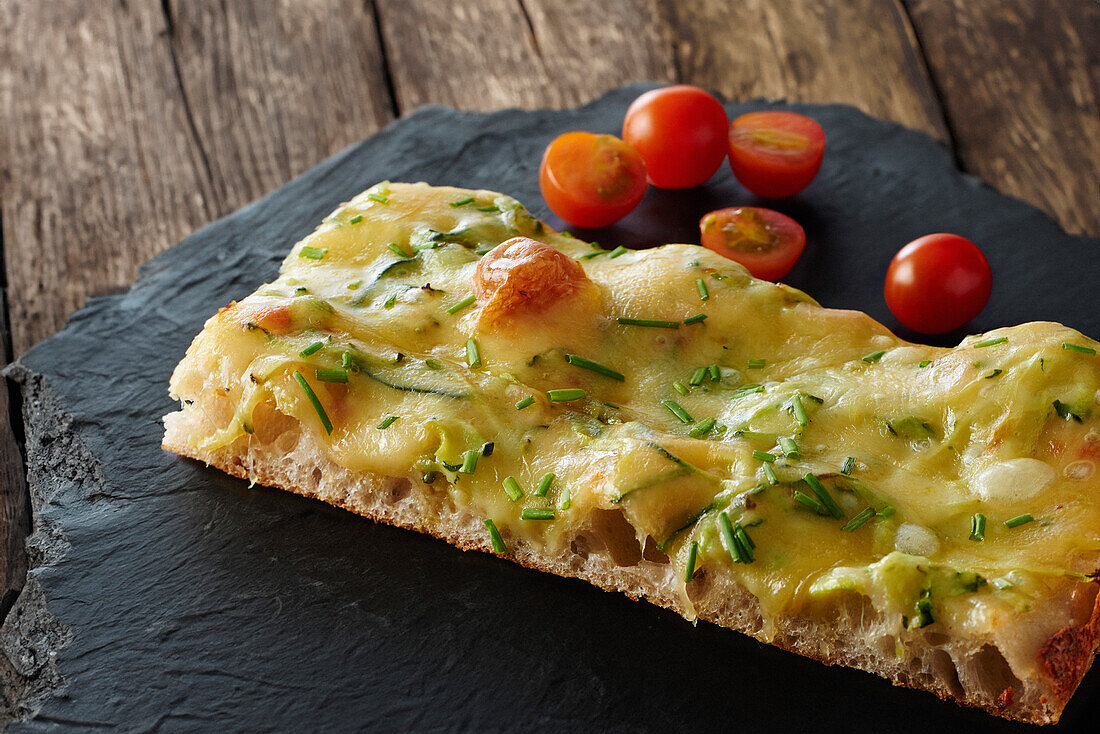 Fladenbrot mit Zucchini und Käse überbacken