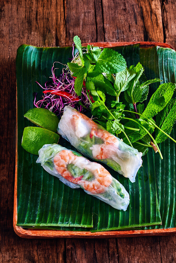 Fresh summer rolls with prawns, mint and lime