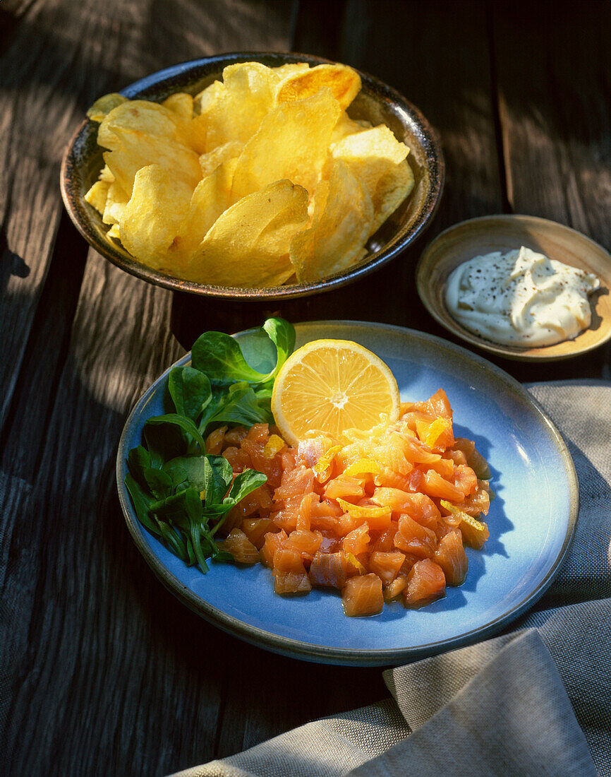 Tatar vom Lachs mit Orangen und Kartoffelchips