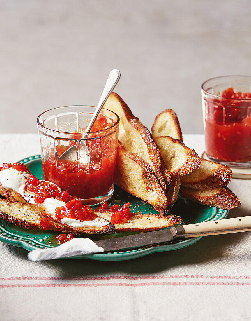 Tomatenmarmelade mit Gewürzen und geröstetem Brot