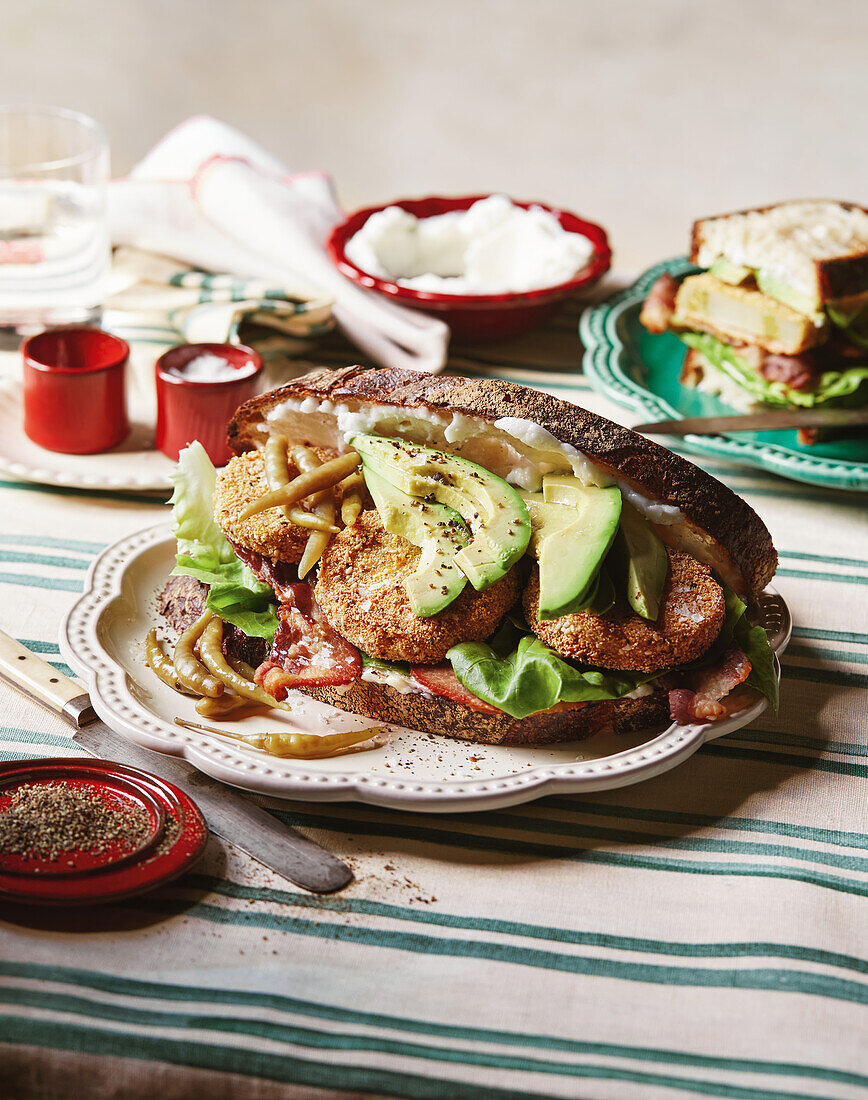 Falafel mit grünen Chilis und Avocado im BLT-Sandwich