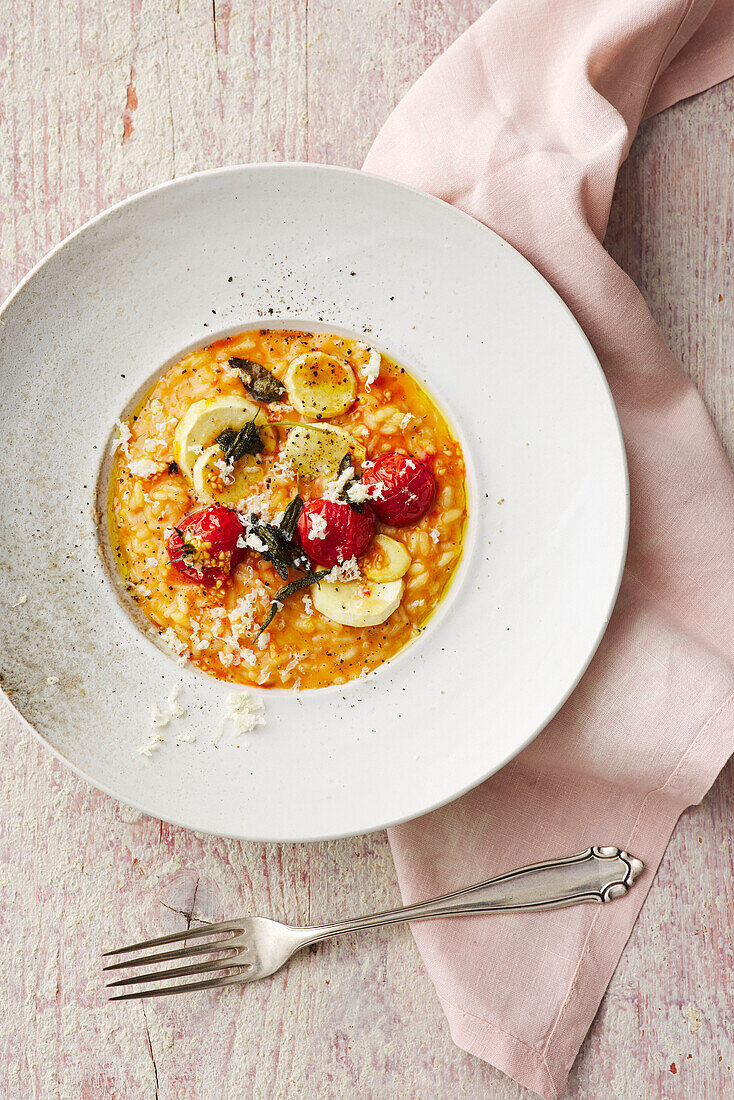 Tomaten-Risotto mit gebackener Pastinake, Salbei und Ziegenkäse