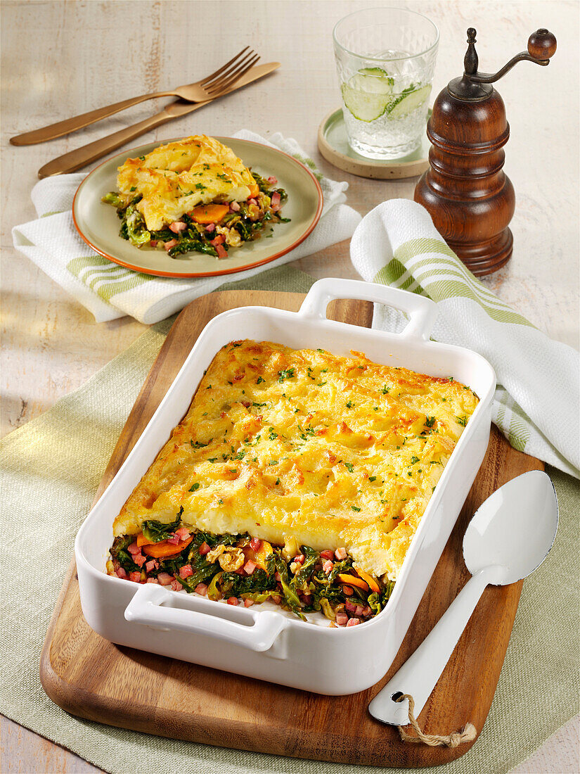 Mince casserole with potato topping