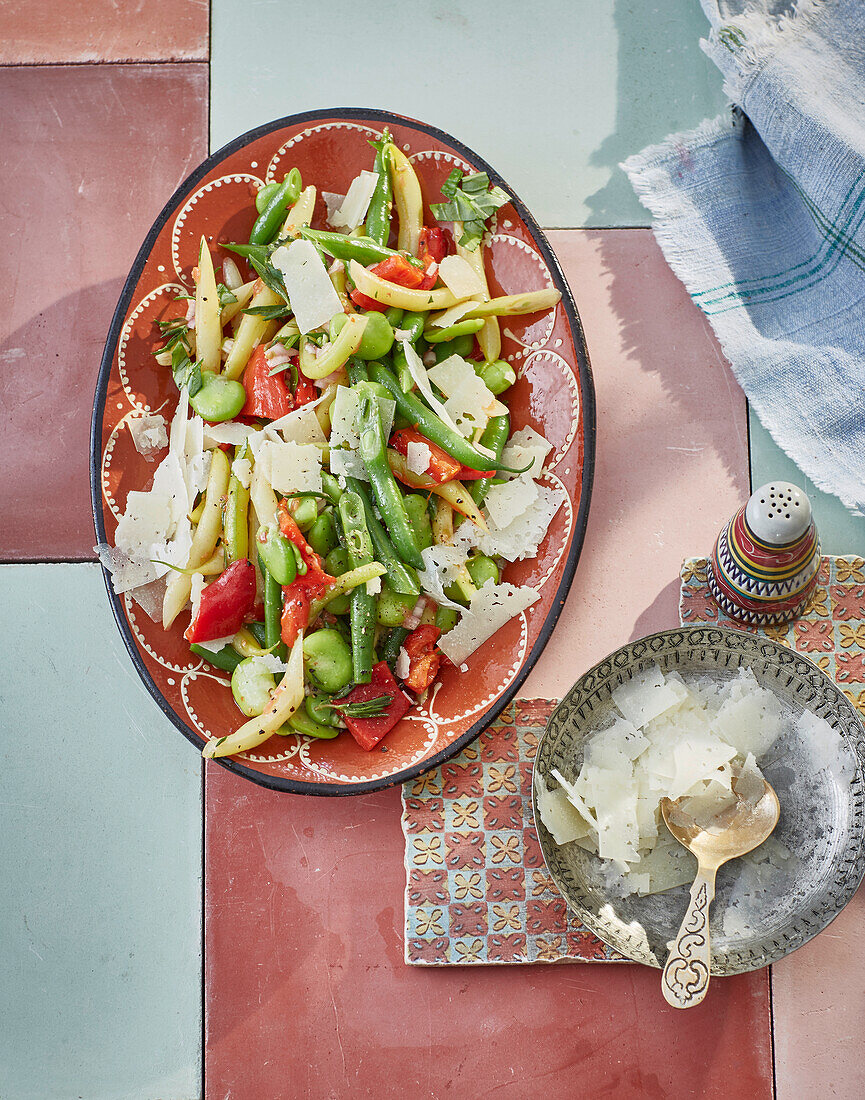 Gemischter Bohnensalat mit Paprika-Vinaigrette und Manchego