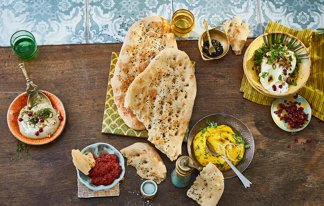 Orientalisches Fladenbrot mit Dip-Variationen