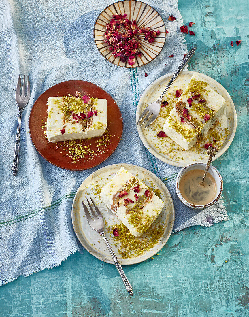 Baklava-Parfait mit Sahne-Orangen-Creme, Mandeln und Pistazien