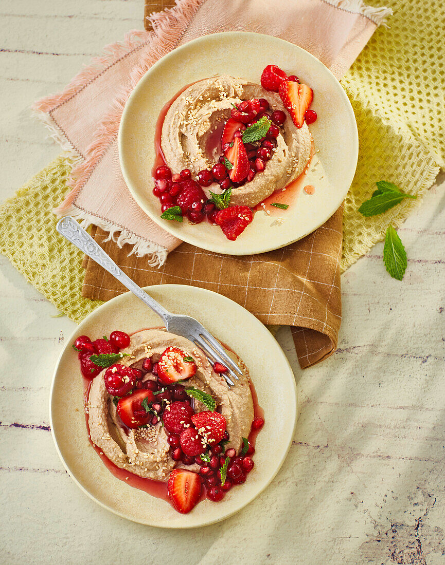 Honig-Zimt-Hummus mit roten Früchten