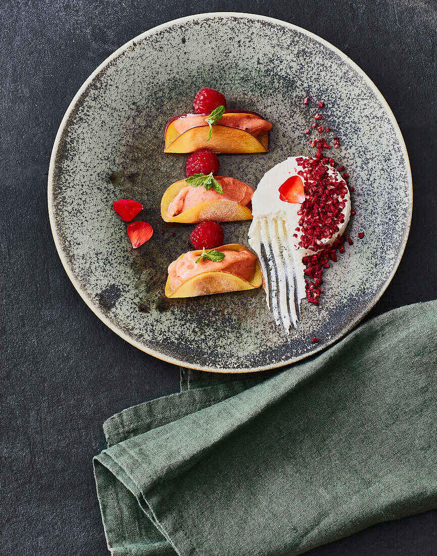 Geeiste Pfirsich-Ravioli mit Himbeer-Ricotta