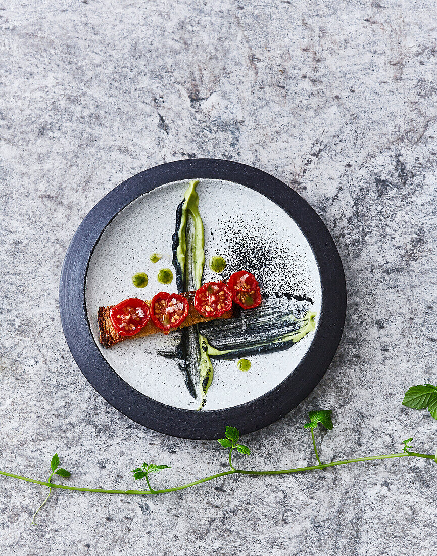 Tomatenbrot mit grün-schwarzer Guacamole