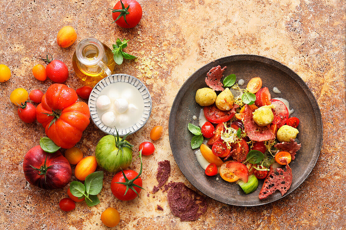 Colourful tomatoes with crispy mozzarella and red wine bread crisps