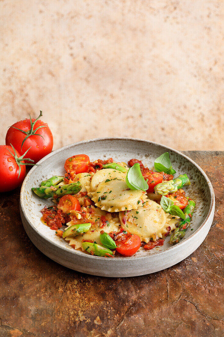 Kräuterravioli mit Tomatenpesto und grünem Spargel