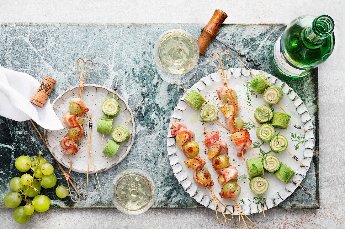 Trauben-Speck-Spießchen und Kräutercrêpe-Röllchen mit Lachs