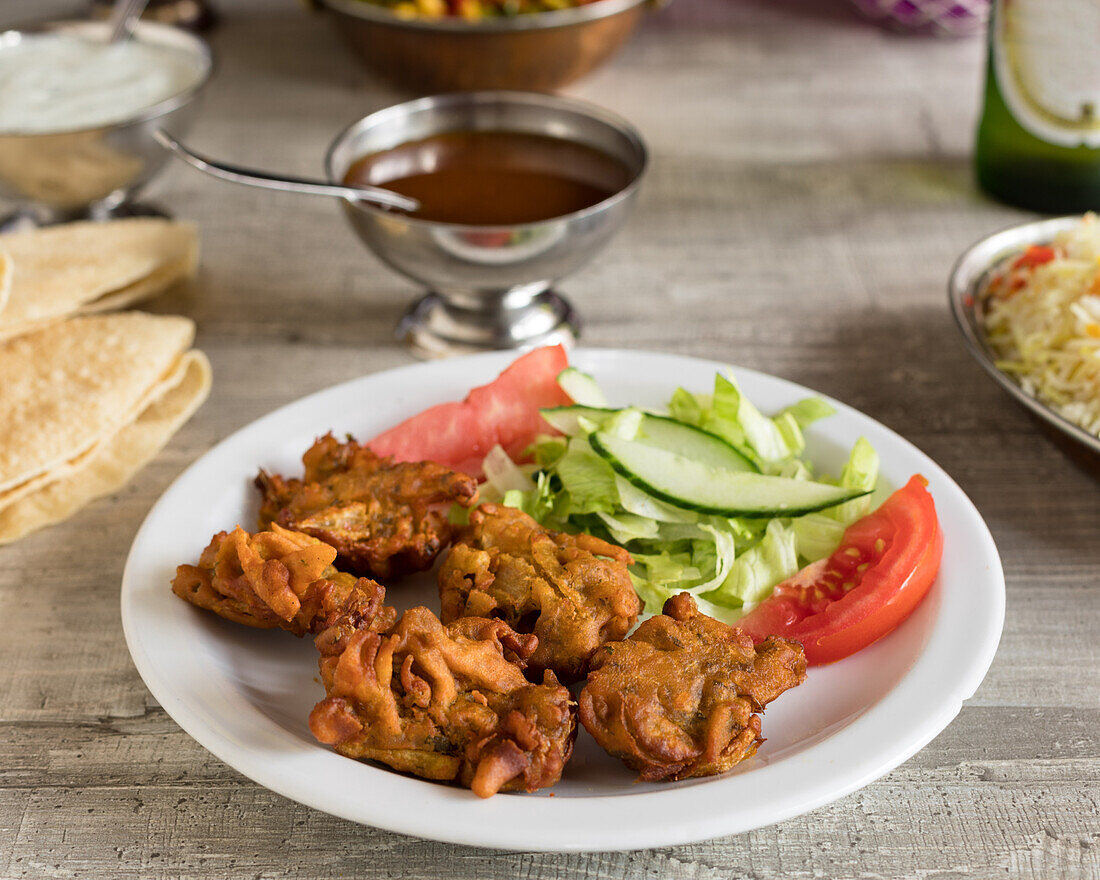 Pakoras mit frischem Salat und Chutney