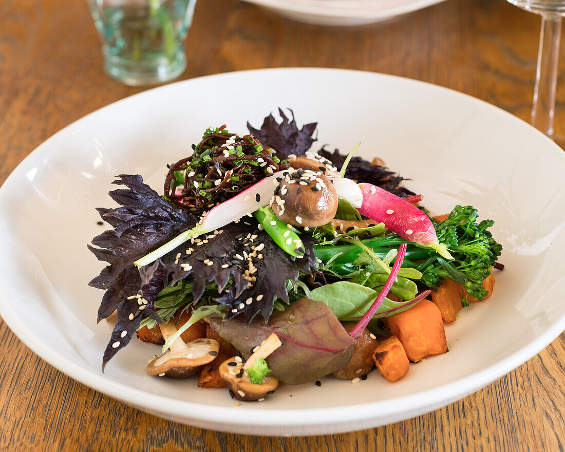 Colourful salad with sweet potatoes, mushrooms and broccoli