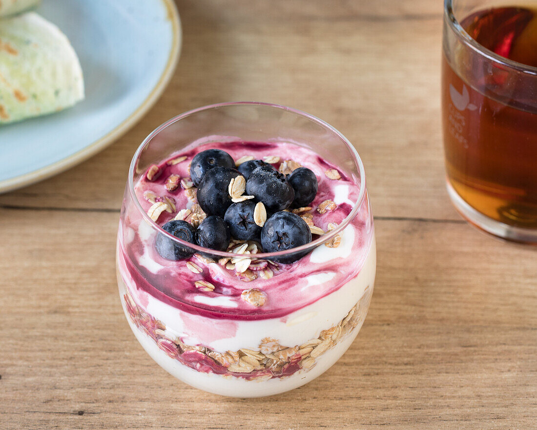 Joghurt mit Müsli und frischen Blaubeeren