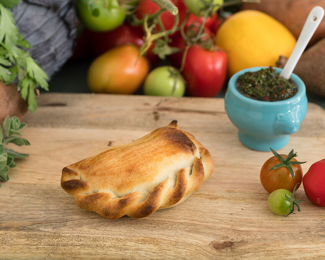 Empanada mit Fleischfüllung und Chimichurri-Sauce