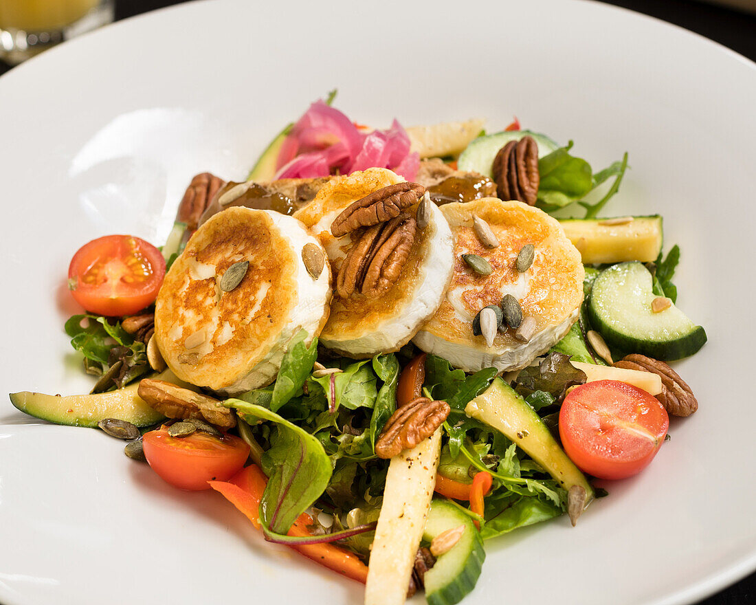 Ziegenkäse-Salat mit gegrilltem Gemüse und Pekannüssen