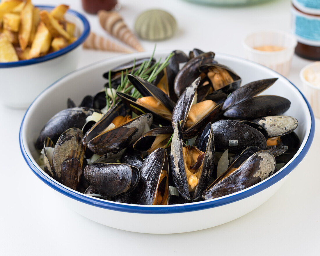 Mussels with rosemary, served with French fries