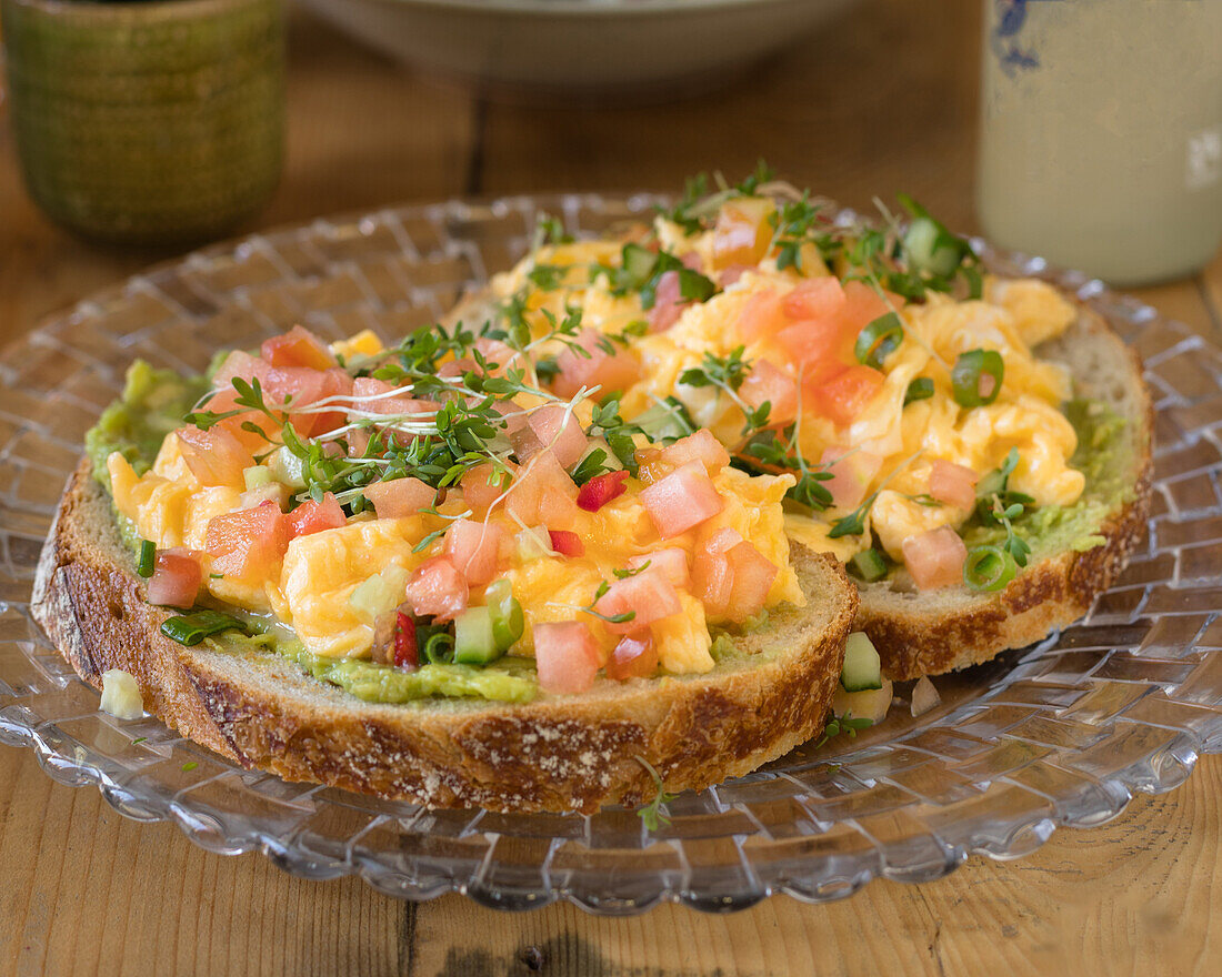Bread with scrambled eggs, tomato, cucumber, peppers and cress