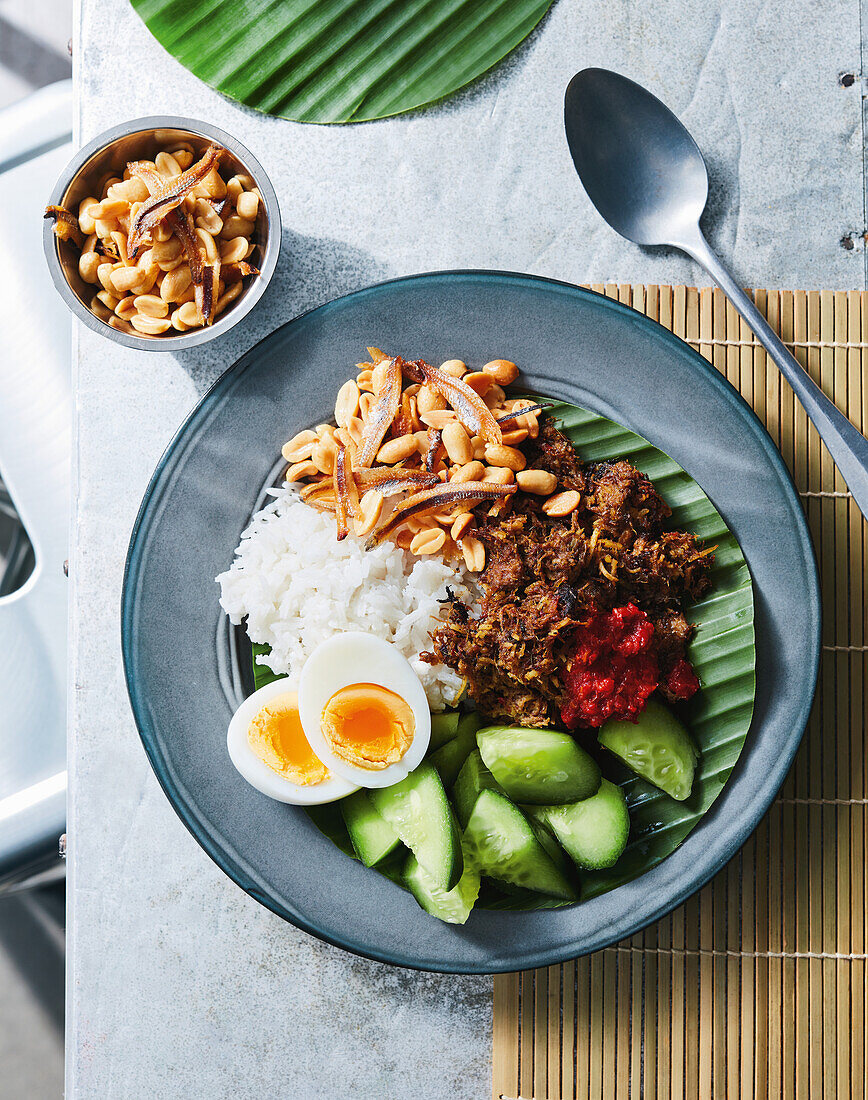 Nasi Lemak mit gewürztem Rindfleisch, Erdnüssen und Gurken