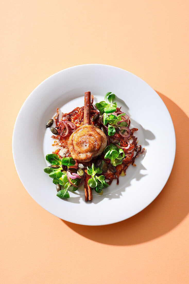 Hähnchen-Zimtschnecke mit Wurzelrösti