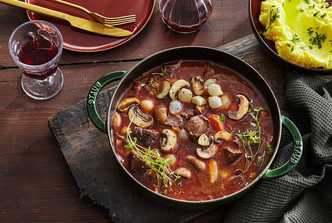 Boeuf Bourguignon mit Pilzen, Speck und Kartoffelpüree