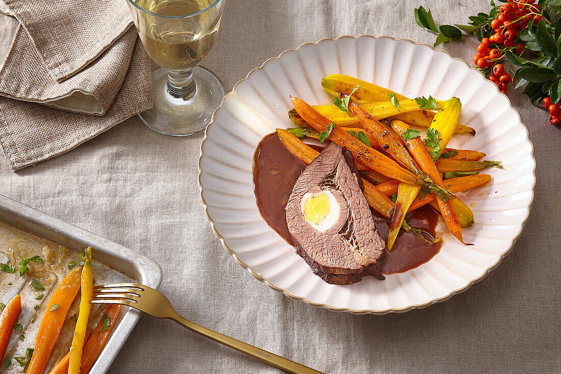 Gefüllter Rinderbraten mit glasierten Möhren und Rotweinsauce