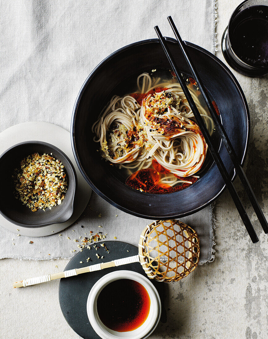 Asiatische Soba-Nudeln in Ingwerbrühe mit knusprigem Ingwer