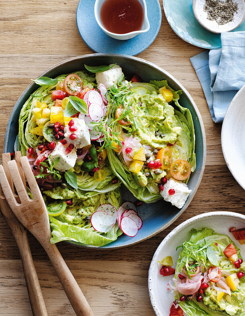 Salat mit Radieschen, Avocado, Tomaten, Feta und Granatapfelkernen