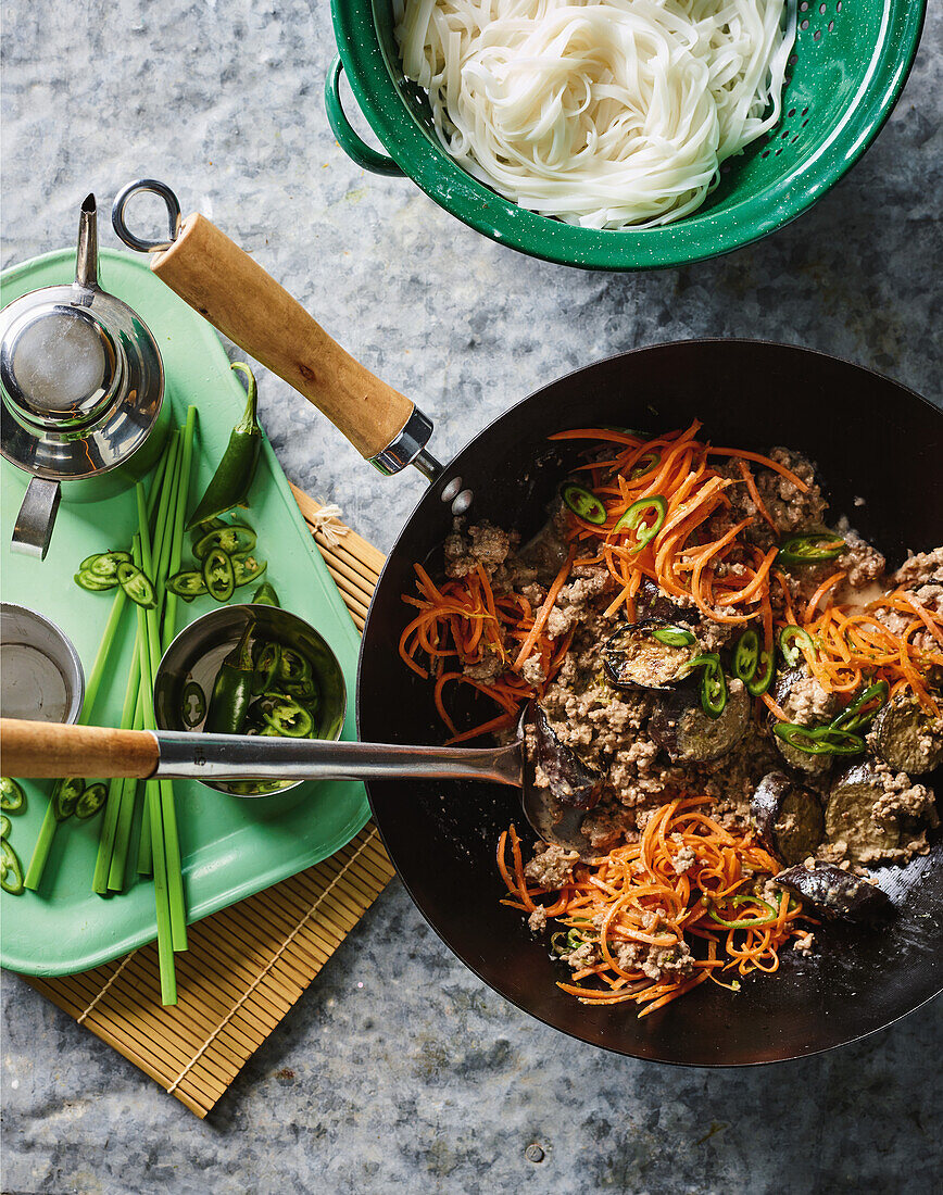 Scharfes Rindfleisch aus dem Wok mit Möhren und Reisnudeln