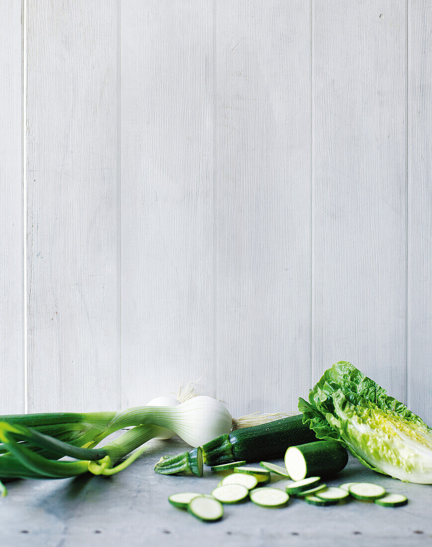 Frühlingszwiebel, Zucchini und Römersalat