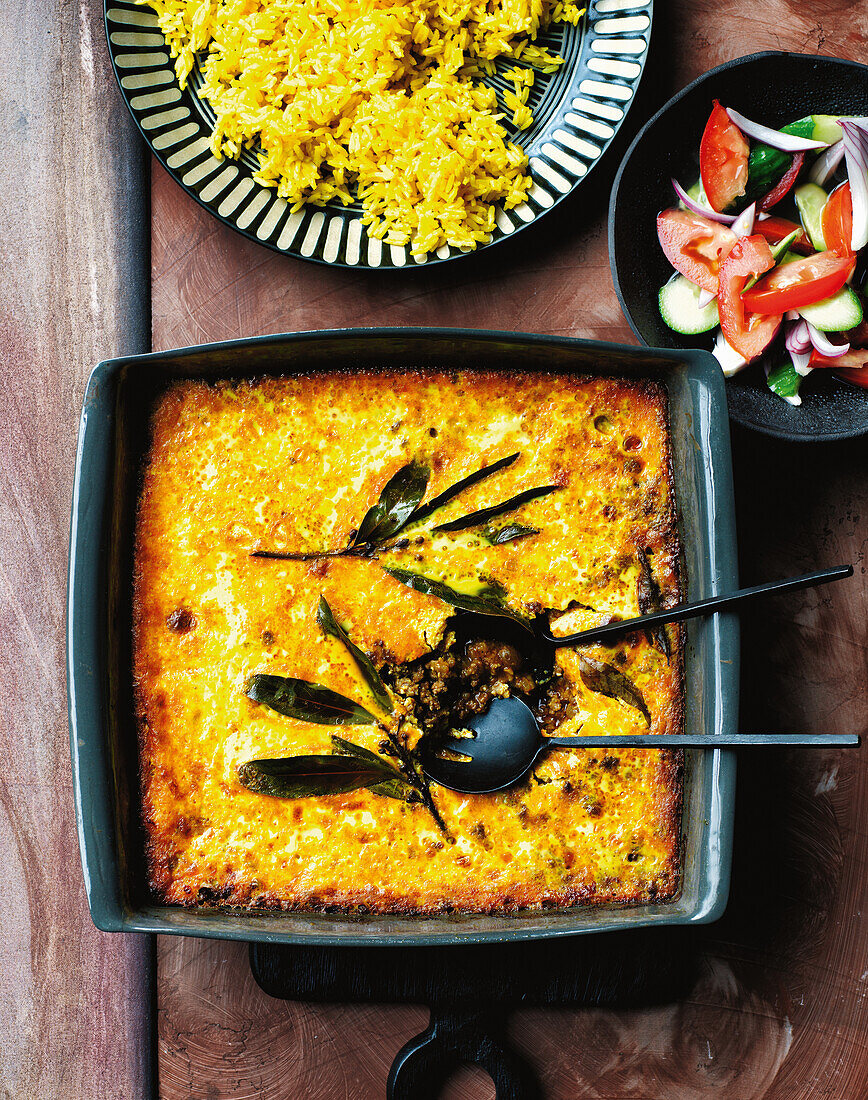 Südafrikanischer Bobotie mit gelbem Reis und Salatbeilage