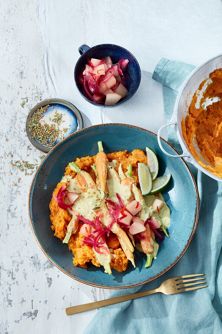 Süßkartoffelpüree mit Curry-Möhren und Birnen-Pickles