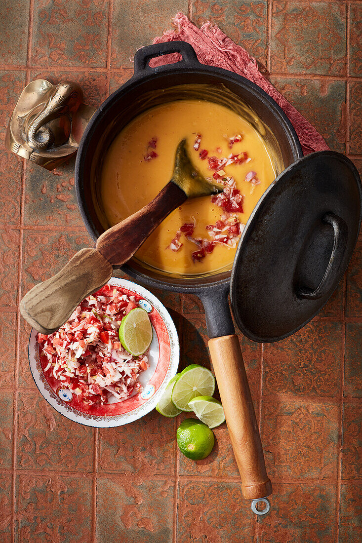 Süßkartoffel-Sambal-Suppe mit Kokos-Chili-Sambal