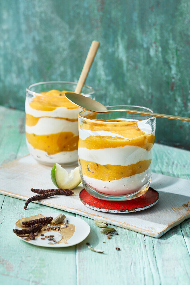 Mango-Quarkcreme mit Pippali, Kardamom und Limette