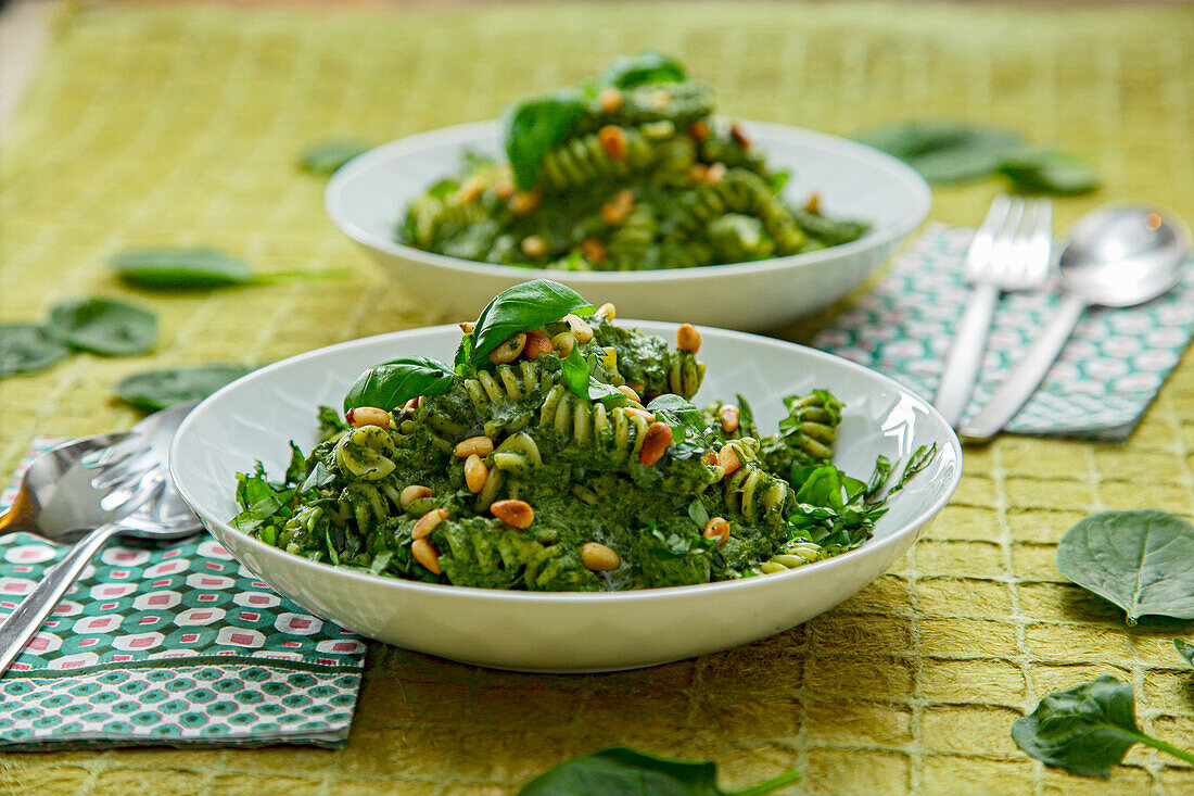 Pasta mit Spinat-Pesto und Pinienkernen