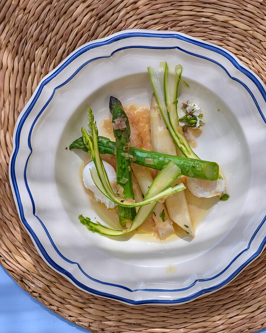 Asparagus with poached quail eggs in bouillon