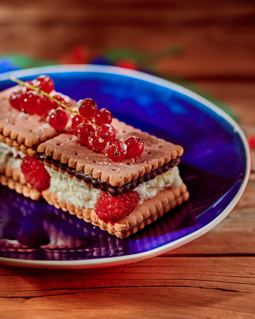 Biscuit sandwich with mascarpone, raspberries and redcurrants